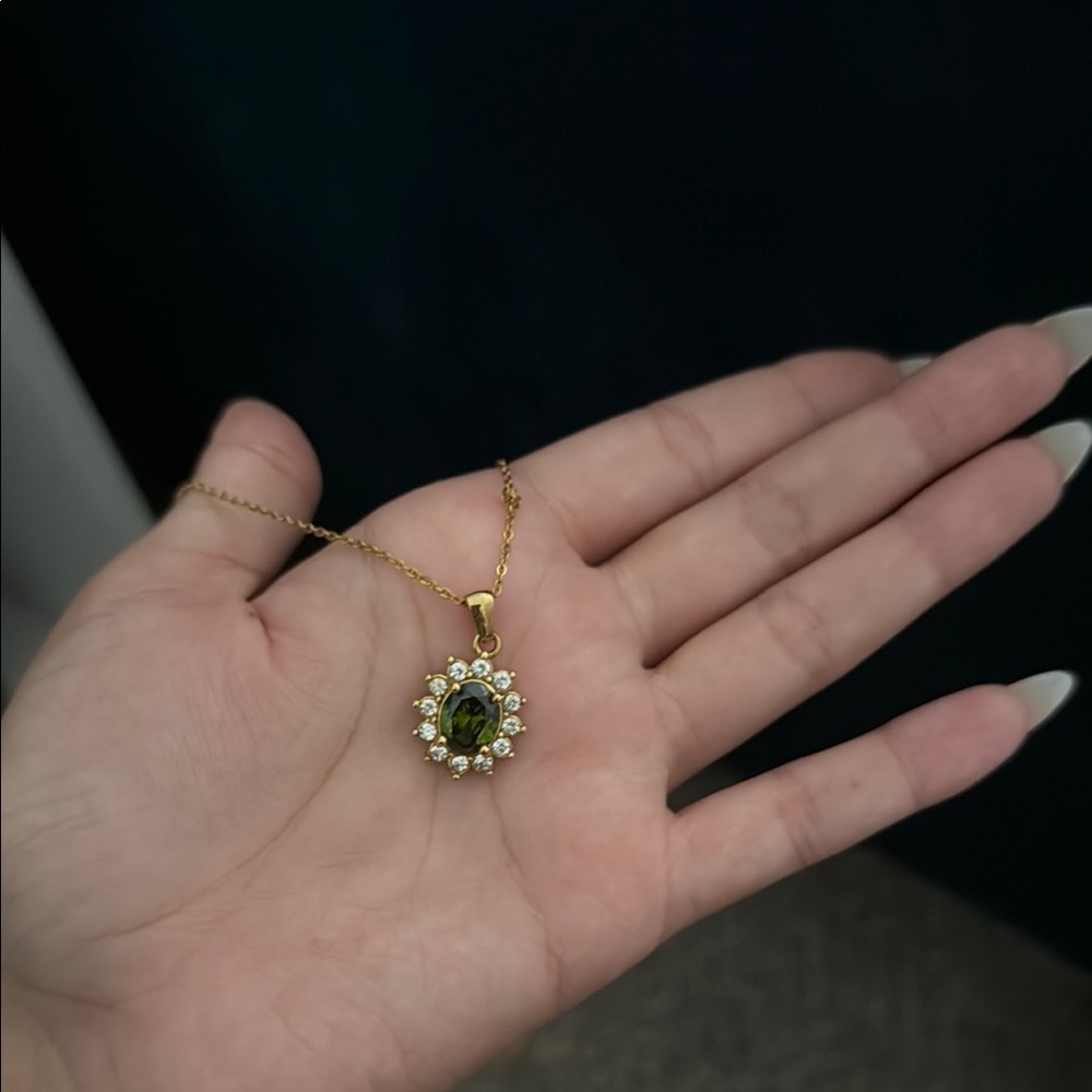Elegant Gold and Green Pendant Necklace